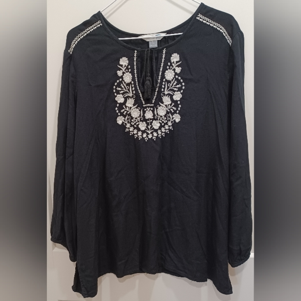 Old Navy Womens XL Black With White Floral Embroidery. Shirt Is Rayon